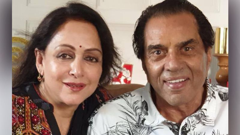 एक इंटरव्यू में हेमा मालिनी ने धर्मेद्र से शादी करने के फैसले के बारे में बात की थी। हेमा ने कहा था- मैं और धर्मेंद्र आज भी एक-दूसरे का ख्याल रखते हैं। जिस दिन मैंने धरम जी को देखा था, तभी समझ गई थी कि वो मेरे लिए ही बने हैं। मैं उनके साथ पूरी जिंदगी बिताना चाहती हूं।