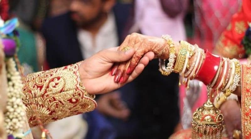 दुल्हन को दूल्हे के हावभाव और बातचीत देखकर शक हुआ तो उसने एक शर्त रखी, जिसे पहले लोगों ने मजाक समझा। दुल्हन ने भरी महफिल में कहा कितना पढ़े हो पहले दो का पहाड़ा सुनाओ तभी जयमाल डालूंगी तो दूल्हा सकपका गया।
(प्रतीकात्मक फोटो)