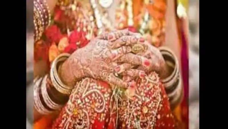 दुल्हन को मनाने में घर वाले और रिश्तेदार जुट गए। पूरी रात मान मनौव्वल का सिलसिला जारी रहा लेकिन दुल्हन नहीं मानी। जिसके कारण पूरी बारात मायूस होकर लौट गई।
(प्रतीकात्मक फोटो)