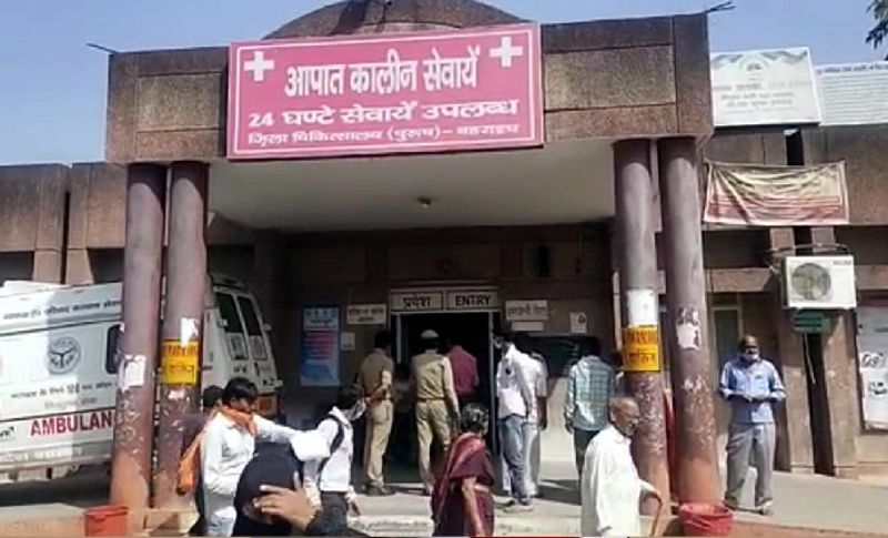 वहीं एक यूजर ने लिखा है कि ''बहराइच के जिला अस्पताल में ऑक्सीजन न मिलने की वजह से एक बेटी अपनी मां को अपने मुंह से ऑक्सीजन दे रही है, मुझे तो समझ मे नही आ रहा है कि रोज हवाई जहाज से लेकर ट्रेनों पर लाद लादकर यूपी में मंगवाई जाने वाली ऑक्सीजन जा कहाँम रही है'' ?