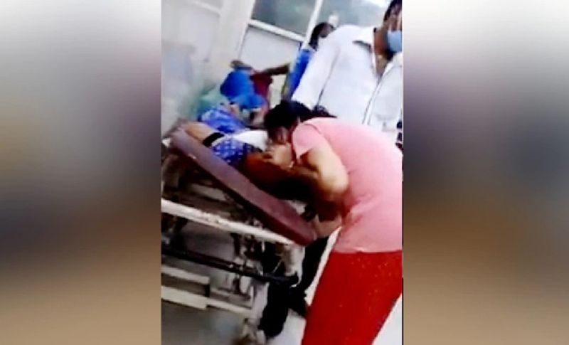 बता दें कि इस तरह की दुखद घटना कुछ दिन पहले आगरा से सामने आई थी। जहां एक महिला के ऑटो में ही अपने पति के प्राण बचाने के लिए उनको मुंह से ऑक्सीजन देने के प्रयास में लगी थी। इसके बाद भी वह उनकी जान नहीं बचा सकी, अब एक ऐसा ही मामला बहराइच से सामने आया है।
