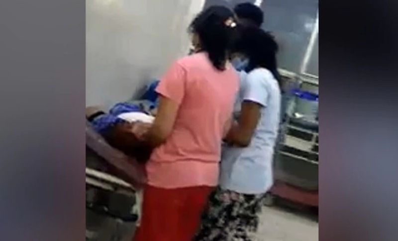 सोशल मीडिया पर इस मार्मिक घटना का वीडियो तेजी से वायरल हो रहा है। जहां लोग सरकार और सरकारी व्यवस्था पर कई तरह के सवाल खड़े कर रहे हैं। साथ ही कई लोग कह रहे हैं कि अब तो अस्पताल जाकर ही मरना है। कई कह रहे हैं कि ''यह लोग सिलेंडर तो खरीदने में नाकाम हैं, लेकिन अपनी सांस से ही स्वजन को जीवन देने के प्रयास में हैं''। 