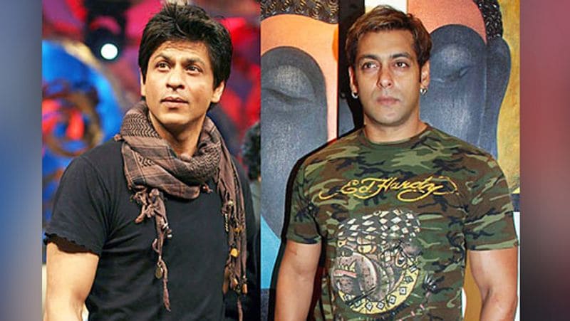 दोनों में झगड़ा होता देख ऐश्वर्या सेट से निकलकर सलमान के साथ चली गईं। शाहरुख चिल्लाते रहे पर ऐश्वर्या ने किसी की नहीं सुनी। शाहरुख ने गुस्से में एक फैसला लिया, जिस पर वो आज भी पछताते हैं। उस वक्त वो इतने गुस्से में थे कि उन्होंने काजोल को फोन कर फिल्म में काम करने के लिए कहा। हालांकि, काजोल ने मना कर दिया।