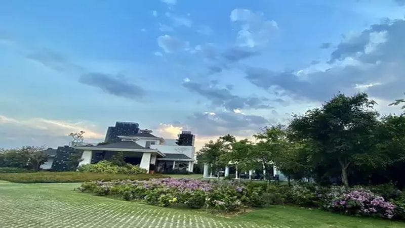এছাড়াও ধোনির ফার্ম হাউসে ইন্ডোর স্টেডিয়াম, নেট প্র্যাকটিসের জন্য আলাদা মাঠ, সুইমিং পুল, অত্যাধুনিক জিম সহ একাধিক ব্যবস্থা রয়েছে যা ধোনির কাজে লাগতে পারে।