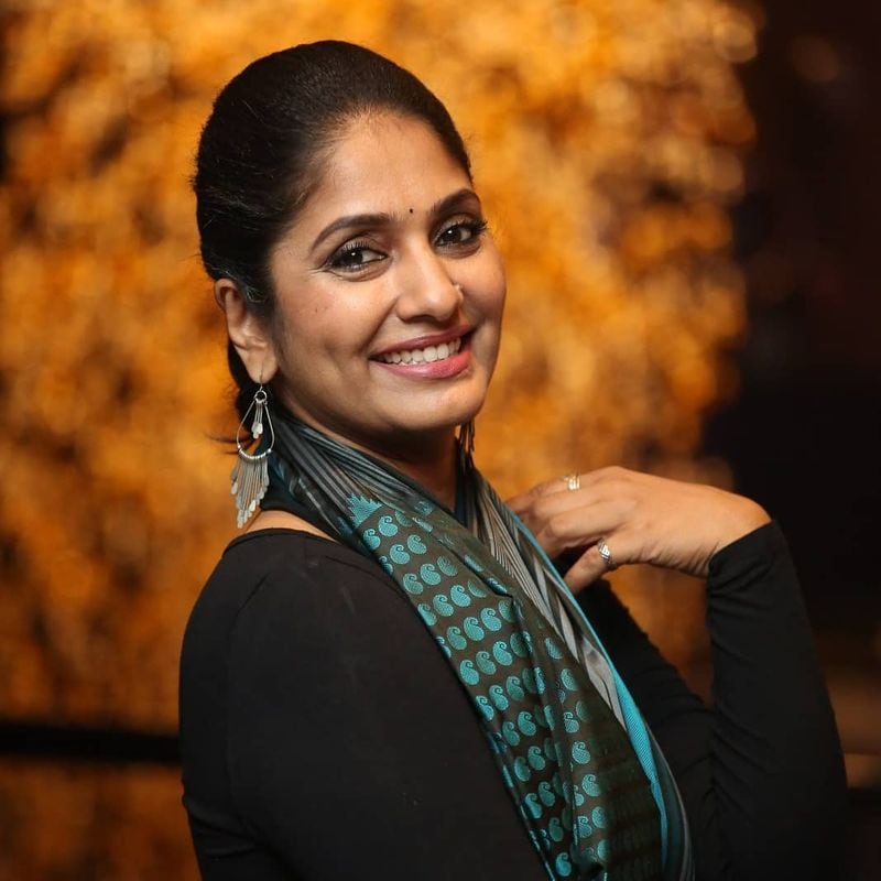 తాజాగా యాంకర్ ఝాన్సీ బంధువులకు సంబంధించి, పుత్ర సమానుడైన వ్యక్తి ఎంగేజ్మెంట్ జరిగింది. దానికి ఇరు కుటుంబ సభ్యులు మాత్రమే హాజరయ్యారు. మిగిలిన బంధువులంతా ఆన్లైన్లోనే వీక్షించారు. అందులో ఝాన్సీ కూడా ఉన్నారు.టెక్నాలజీని ప్రశంసించిన ఝాన్సీ, ఇలాంటి పరిస్థితిపై ఆమె అసంతృప్తిని వెల్లడించారు.