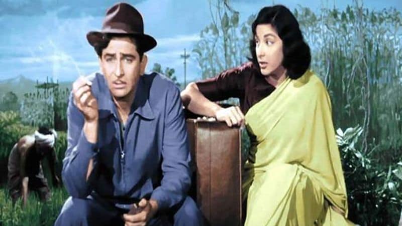 कभी राज कपूर से था नरगिस का अफेयर :
वैसे तो नरगिस ने एक्टर सुनील दत्त से 1958 में शादी की थी। लेकिन सुनील से पहले नरगिस का अफेयर राज कपूर से रहा था और ये बात पूरा बॉलीवुड जानता था। नरगिस की लाइफ में एक वक्त ऐसा भी आया था, जब उन्होंने राज कपूर से अपने सारे रिश्ते तोड़ लिए थे और सुनील दत्त से शादी कर ली थी। नरगिस के जाने के बाद राज कपूर इतना ज्यादा टूट गए थे कि वे नरगिस की याद में घंटों शराब पीकर बाथटब में बैठकर रोते रहते थे।