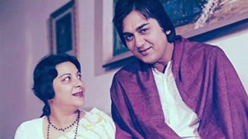 पहली बार रोडियो स्टेशन में सुनील दत्त से मिलीं नरगिस :
सुनील दत्त सीलोन रेडियो में बतौर रेडियो जॉकी काम किया करते थे, तब एक्टिंग से उनका कोई लेना-देना नहीं था। लेकिन यहीं पर उनका नरगिस से पहली बार मिलना हुआ। उन्हें रेडियो के लिए नरगिस का इंटरव्यू लेने का काम मिला था। तब नरगिस भारत की बहुत बड़ी एक्ट्रेस थीं और राज कपूर के साथ उनकी जोड़ी फिल्मों में बहुत हिट थी। इंटरव्यू के दौरान अपने सामने नरगिस को देखकर सुनील दत्त इतने नर्वस हो गए कि उनसे एक भी सवाल नहीं पूछ पाए थे। वो इंटरव्यू तो हो नहीं पाया मगर सुनील दत्त की नौकरी जरूर खतरे में पड़ गई थी। 