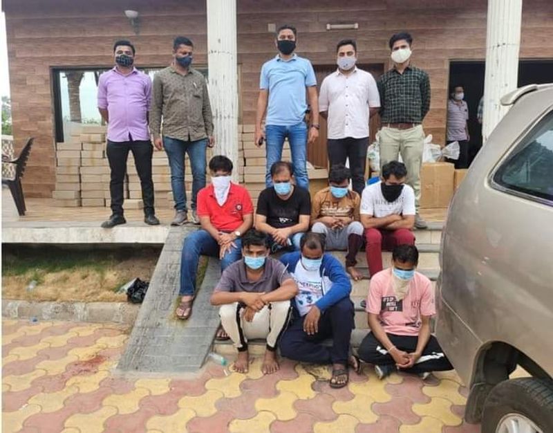 पुलिस के मुताबिक, ये लोग पिछले 10-15 दिन से नकली रेमडेसिविर इंजेक्शन बेच रहे थे। इन लोगों के पास से 90 लाख रुपए बरामद हुआ है। आरोपियों ने यह नकली इंजेक्शन बेच कर कमाया है। 