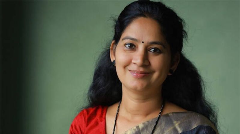 <p><span style="font-size:18px;"><strong>യു പ്രതിഭ (43), കായംകുളം</strong></span></p>
<p> </p>
<p>പിണറായി സര്ക്കാറിനൊപ്പം തുടര്ച്ചയായ രണ്ടാം തവണയും കായകുളത്ത് നിന്നുള്ള എംഎല്എയായി യു പ്രതിഭ തെരഞ്ഞെടുക്കപ്പെട്ടു. 77,348 വോട്ട് ലഭിച്ച പ്രതിഭയ്ക്ക് കഴിഞ്ഞ തവണ ലഭിച്ച 11,857 വോട്ടിന്റെ ഭൂരിപക്ഷം നിലനിര്ത്താനായില്ല. ഇത്തവണ 6,298 വോട്ടിന്റെ ഭൂരിപക്ഷത്തിനാണ് പ്രതിഭയുടെ വിജയം. മുമ്പ് ആലപ്പുഴ ജില്ലാ പഞ്ചായത്ത് പ്രസിഡന്റ് , തകഴി പഞ്ചായത്ത് പ്രസിഡന്റ് എന്നീ നിലകളില് പ്രവര്ത്തിച്ചിട്ടുണ്ട് നിയമബിരുദധാരിയായ പ്രതിഭ. 71,050 വോട്ട് നേടിയ കോണ്ഗ്രസ് സ്ഥാനാര്ത്ഥി അരിതാ ബാബു ശക്തമായ മത്സരമാണ് മണ്ഡലത്തില് കാഴ്ചവെച്ചത്. </p>
<p> </p>
<p>എട്ടില് നിന്ന് പതിനൊന്നിലേക്ക് നിയമസഭയിലെ സ്ത്രീ പ്രാധിനിത്യം ഉയര്ത്തിയെങ്കിലും സംസ്ഥാന രാഷ്ട്രീയത്തിലെ ശക്തരായ ചില വനിതാ സ്ഥാനാര്ത്ഥികള്ക്ക് പക്ഷേ, പതിനൊന്നാം നിയമസഭ കാണാന് പറ്റില്ല. പതിനാലാം നിയമസഭയില് ഫിഷറീസ് മന്ത്രിയായിരുന്ന മേഴ്സിക്കുട്ടിയമ്മയാണ് ഇവരില് പ്രധാനി. പാര്ട്ടിക്ക് ചരിത്രത്തിലാദ്യമായി ഭരണത്തുടര്ച്ചയുണ്ടായപ്പോള്, മേഴ്സിക്കുട്ടിയമ്മയ്ക്ക് ആ വിജയത്തിനൊപ്പം നില്ക്കാന് കഴിഞ്ഞില്ല. മന്ത്രിസഭയുടെ അവസാന നാളുകളില് പ്രതിപക്ഷ നേതാവുയര്ത്തിയ ആഴക്കടല് മത്സ്യബന്ധന കരാര് ആരോപണം മേഴ്സിക്കുട്ടിയമ്മയുടെ വിജയത്തെ ഏറെ ബാധിച്ചുവെന്ന് കരുതാതെ വയ്യ. 2016 ല് എല്ഡിഎഫ് 30,460 വോട്ടിന്റെ ലീഡ് നേടി വിജയിച്ച് അതേ മണ്ഡലത്തില് 4,454 വോട്ടിന് കോണ്ഗ്രസിന്റെ പി സി വിഷ്ണുനാഥിനോട് മേഴ്സിക്കുട്ടിയമ്മയ്ക്ക് പരാജയം സമ്മതിക്കേണ്ടിവന്നു. കൊല്ലത്ത് ശക്തമായ മത്സരം കാഴ്ചവെക്കുകയും ഒരിടയ്ക്ക് വിജയ പ്രതീക്ഷ നിലനിര്ത്തുകയും ചെയ്ത ബിന്ദു കൃഷ്ണ, സംസ്ഥാന ബിജെപി നേതൃത്വത്തോട് ഇടഞ്ഞ് നില്ക്കുമ്പോഴും കേന്ദ്ര നേതൃത്വത്തിന്റെ അനുഗ്രഹാശിസുകളോടെ കഴക്കൂട്ടത്ത് മത്സരത്തിനിറങ്ങിയ ശോഭാ സുരേന്ദ്രന്, അരൂരില് ദലീമയോട് പരാജയം ഏറ്റുവാങ്ങിയ ഷാനിമോള് ഉസ്മാന് എന്നിവരും പരാജയപ്പെട്ട പ്രമുഖരാണ്. </p>
<p> </p>
<p>കോണ്ഗ്രസ് നേതൃത്വത്തോട് തെരഞ്ഞെടുപ്പിലെ സ്ത്രീ പ്രാതിനിധ്യക്കുറവിന്റെ പേരില് കലഹിച്ച് ഇറങ്ങിപ്പോയ ലതികാ സുഭാഷ്, ഏറ്റുമാനൂരില് സ്വതന്ത്രനായി മത്സരിച്ചെങ്കിലും 7,624 വോട്ട് നേടാനെ കഴിഞ്ഞെള്ളൂ. രാഷ്ട്രീയത്തില്, മുന് മുഖ്യമന്ത്രി കെ കരുണാകരന്റെ മകള് എന്ന പദവിയില് നിന്നും ഇന്നും പുറത്ത് കടക്കാന് കഴിഞ്ഞിട്ടില്ലാത്ത പത്മജാ വേണുഗോപാലായിരുന്നു തോറ്റ് പോയ മറ്റൊരു പ്രമുഖ വനിത. തൃശ്ശൂര് ശക്തമായൊരു മത്സരം കാഴ്ചവെക്കാന് പത്മജയക്ക് കഴിഞ്ഞെങ്കിലും 43,317 വോട്ട് നേടാനെ കഴിഞ്ഞൊള്ളൂ. പരാജയപ്പെട്ടെങ്കിലും മണ്ഡലത്തില് സിപിഐ 2016 ല് നേടിയ 6,987 വോട്ടിന്റെ ഭൂരിപക്ഷം വെറും 946 വോട്ടിന്റെ ഭൂരിപക്ഷമായി കുറയ്ക്കാന് പത്മജയ്ക്ക് കഴിഞ്ഞു. മുന് മന്ത്രി പി കെ ജയലക്ഷ്മിയാണ് തോറ്റു പോയ മറ്റൊരു പ്രമുഖ സ്ഥാനാര്ത്ഥി. മാനന്തവാടിയില് നിന്ന് മത്സരിച്ച് 64,767 വോട്ട് നേടിയെങ്കിലും സിപിഎമ്മിന്റെ ഒ ആര് കേളുവിനോട് 9,282 വോട്ടിന് ജയലക്ഷ്മി പരാജയപ്പെട്ടു. ബിജെപിക്ക് വേണ്ടി സുല്ത്താന് ബത്തേരി മത്സരിച്ച സി കെ ജാനു ( 15,456 ) , മുസ്ലീം ലീഗിന്റെ ആദ്യ വനിതാ സ്ഥാനാര്ത്ഥിയായി കോഴിക്കോട് സൌത്തില് നിന്ന് മത്സരിച്ച നൂര്ബീന റഷീദ് (40,098 ), ധര്മ്മടത്ത് മുഖ്യമന്ത്രി പിണറായി വിജയനെതിരെ മത്സരിച്ച വളയാര് പെണ്കുട്ടികളുടെ അമ്മ വാളയാര് ഭാഗ്യവതി (1,753) എന്നിവരുടെ മത്സരങ്ങളും കേരളം ഉറ്റുനോക്കിയിരുന്നു. </p>