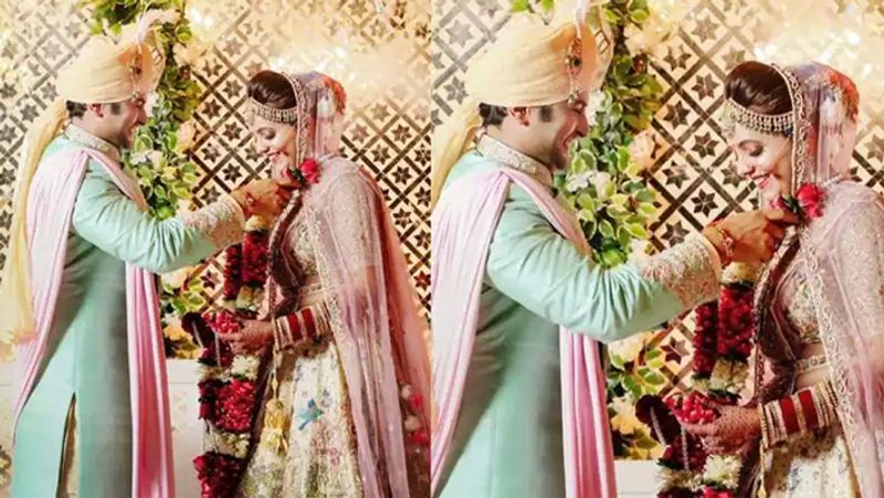 वहीं संकेत ने लाइट ग्रीन कलर की शेरवानी पहनी थी, जिसके साथ उन्होंने क्रीम कलर की पगड़ी कैरी की थी। जैसे ही संकेत ने सुगंधा को वरमाला पहनाई उनकी नजरें शरम से झुक गई और चेहरे पर मुस्कान खिल उठी।