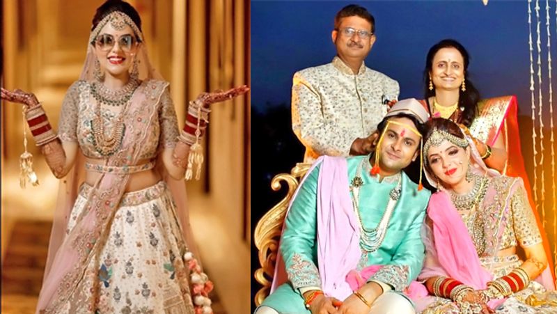 एक अन्य तस्वीर में संकेत और सुगंधा के माता-पिता अपने बच्चों को आशीर्वाद देते हुए नजर आ रहे हैं। 