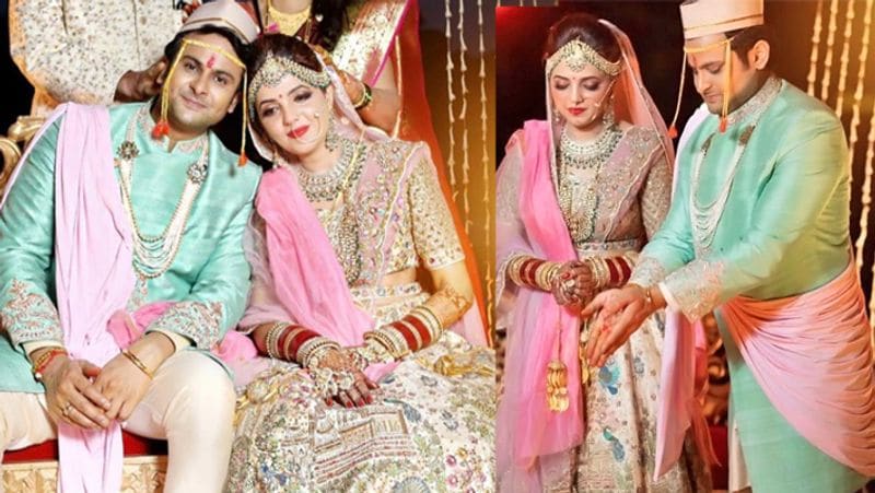 सुगंधा ने अपनी शादी में क्रीम कलर का लहंगा पहना था, जिसके साथ पिंक कलर का दुपट्टा कैरी किया था। साथ में हैवी मांग टीका, नेकलेस, हाथों में भरी-भरी चूड़ियां पहनी थी। 