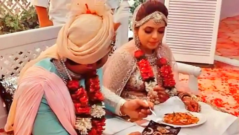 बता दें कि शादी के एक दिन पहले ही संकेत भोसले अपने परिवार के साथ जालंधर पहुंच गए थे। क्लब कबाना में संकेत और सुगंधा के परिवार ने शाम को सगाई की रस्म पूरी की। इसके बाद रात को संगीत सेरेमनी का आयोजन किया गया था।