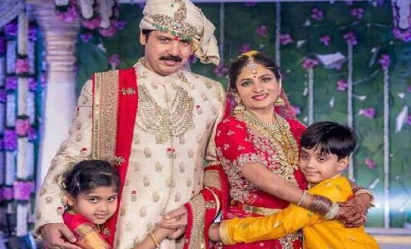 बाहुबली धनंजय सिंह ने 2017 में पेरिस में श्रीकला से शादी की थी। फ्रांस की राजधानी पेरिस में शादी के बाद भारत में रिसेप्शन दिया था। उनके रिसेप्शन पार्टी में कई बड़े अफसर और विभिन्न सियासी दलों के नेता भी मौजूद थे। धनंजय ने पहली शादी 2006 में पटना की मीनाक्षी सिंह मीनू के साथ की थी। लेकिन शादी के 9 महीने बाद ही उन्होंने आत्महत्या कर ली। इसके बाद धनंजय सिंह ने पेशे से डॉक्टर जागृति सिंह के साथ दूसरा विवाह किया था। जागृति सिंह पर दिल्ली में नौकरानी की पीट-पीटकर हत्या का आरोप लगा था। इस आरोप के बाद दोनों के बीच दूरियां बढ़ गई थीं। 
