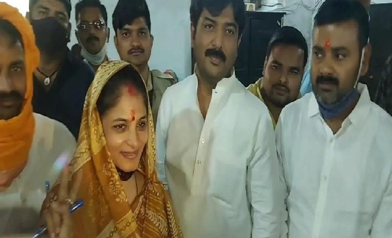 जौनपुर जिले के सिकरारा वार्ड में पति और जौनपुर लोकसभा क्षेत्र से सांसद रह चुके धनंजय सिंह के साथ प्रचार-प्रसार करती हुईं श्रीकला सिंह।