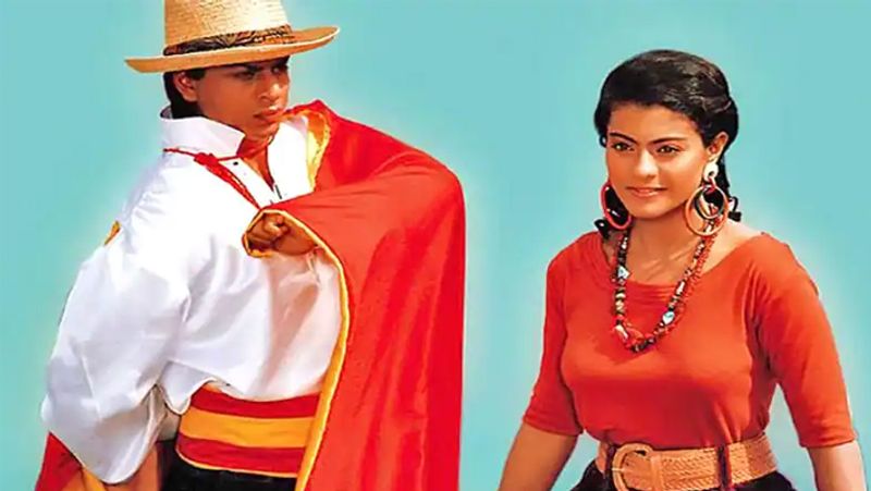 शाहरुख संग दोबारा काम के सवाल पर बोलीं काजोल :
इसके साथ ही काजोल से ये भी सवाल पूछा गया कि वह फिर से शाहरुख खान के साथ काम कब करेंगी? इसका जवाब देते हुए काजोल ने कहा कि ये बात तो शाहरुख खान से ही पूछो।
