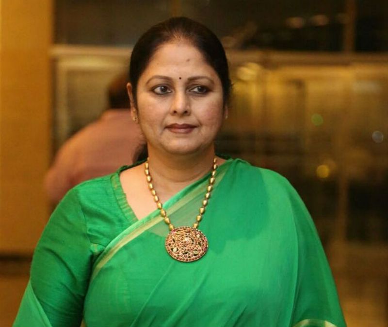 జయసుధ.. అసలు పేరు సుజాత. పుట్టింది మద్రాస్లో. ఆమె సినిమాల్లోకి వచ్చే సమయంలో అప్పటికే సుజాత పేరుతో మరో నటి ఉండటంతో పేరు మార్చుకోవాల్సి వచ్చింది.
