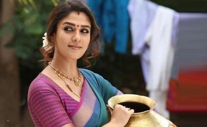 నయనతార.. నయనతార అసలు పేరు డయానా మరియమ్ కురియన్. ఈ కేరళా కుట్టి తన పేరును మార్చుకుంది. ఇప్పుడు లేడీ ఓరియెంటెడ్ చిత్రాలకు కేరాఫ్గా నిలుస్తుంది. లేడీ సూపర్ స్టార్గా రాణిస్తుంది.