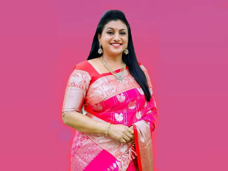 రోజా.. అసలు పేరు శ్రీలతా రెడ్డి. ఒకప్పుడు స్టార్ హీరోయిన్గా సౌత్లో ఓ ఊపు ఊపిన రోజా ప్రస్తుతం ఎమ్మెల్యేగా, `జబర్దస్త్` షోకి జడ్జ్ గా రాణిస్తున్నారు. రాజకీయాల్లో ఫైర్ బ్రాండ్గా పేరు తెచ్చుకున్నారు. సినిమాల కోసం రోజాగా మారింది.