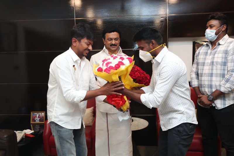 <p>சுமார் 10 ஆண்டுகளுக்கு பின், தனி மெஜாரிட்டியுடன் ஆச்சி அமைத்து, தமிழக முதல்வராக வெற்றி மகுடம் சூட உள்ள, திமுக தலைவருக்கு... அனைத்து மாநில அரசியல் தலைவர்கள், பிரபலங்கள் பலர் தொடர்ந்து வாழ்த்து தெரிவித்து வருகிறார்கள்.</p>