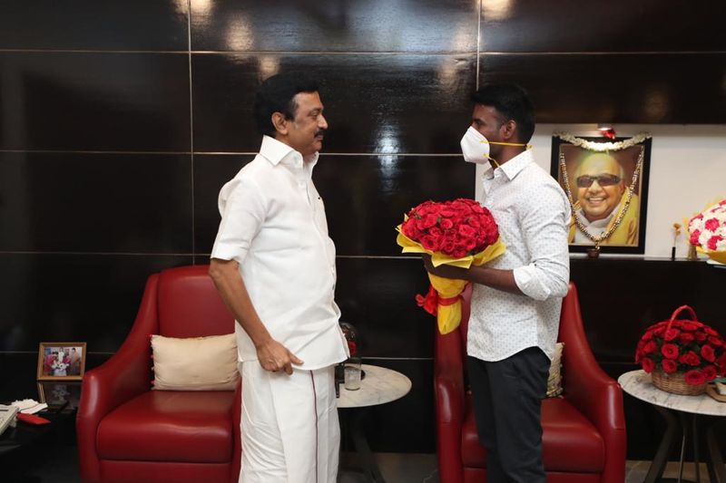 <p>அந்த வகையில் பிரபல காமெடி நடிகர் சூரி, திமுக தலைவர் ஸ்டாலின் மற்றும் முதல் முறையாக சட்டமன்ற தேர்தலில் களம் கண்டு வெற்றி பெற்றுள்ள அவரது மகன், உதயநிதி ஸ்டாலின் ஆகியோரை சந்தித்து பூங்கொத்து கொடுத்து வாழ்த்தியுள்ளார். இதுகுறித்த புகைப்படம் தற்போது வைரலாகி வருகிறது.</p>