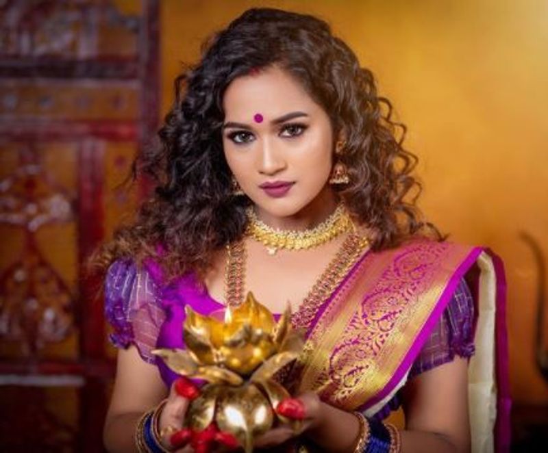 <p>தங்க தாமரை மலரே...</p>