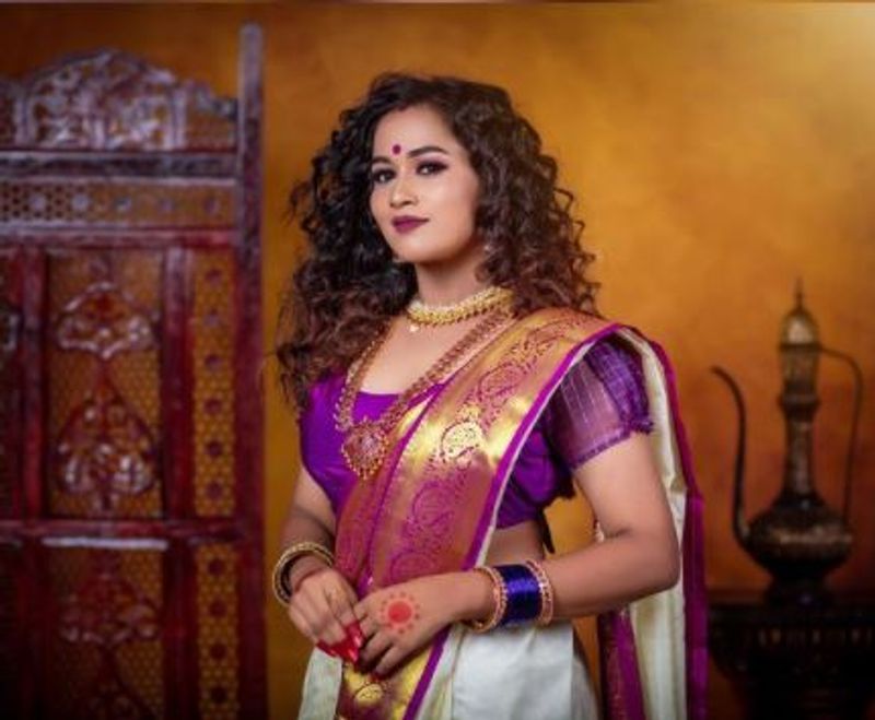 <p>வித்தியாசமாக சேலை கட்டி வெரைட்டி போஸ் </p>