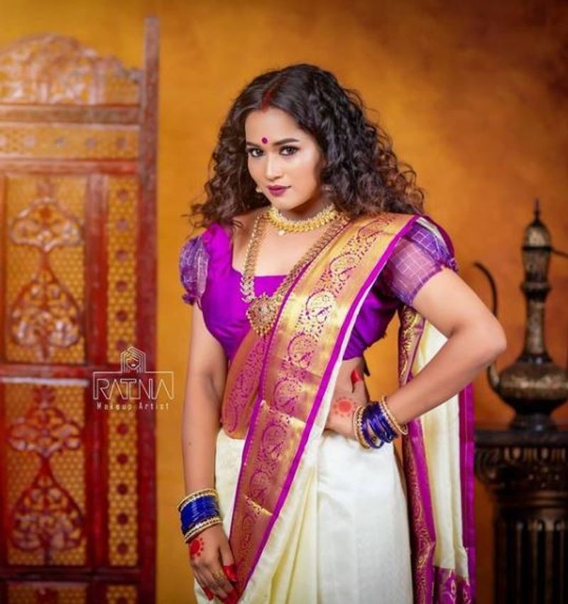 <p>இடுப்பில் கை வைத்து ஏங்க வைக்கும் காவியா </p>
