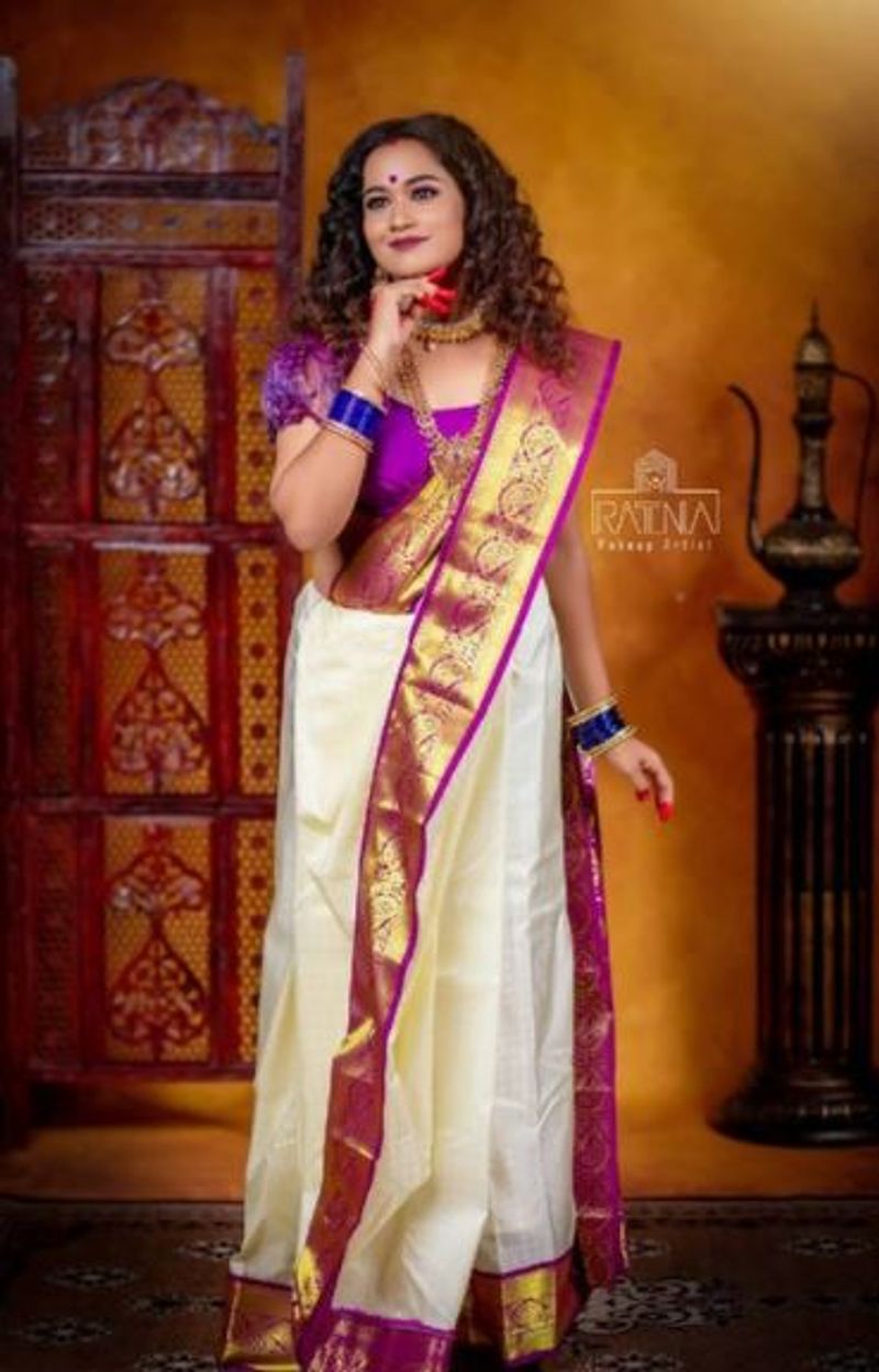 <p>சந்தன நிற சேலையில் சிலை போல் நின்று சொக்க வைக்கும் தேவதை </p>