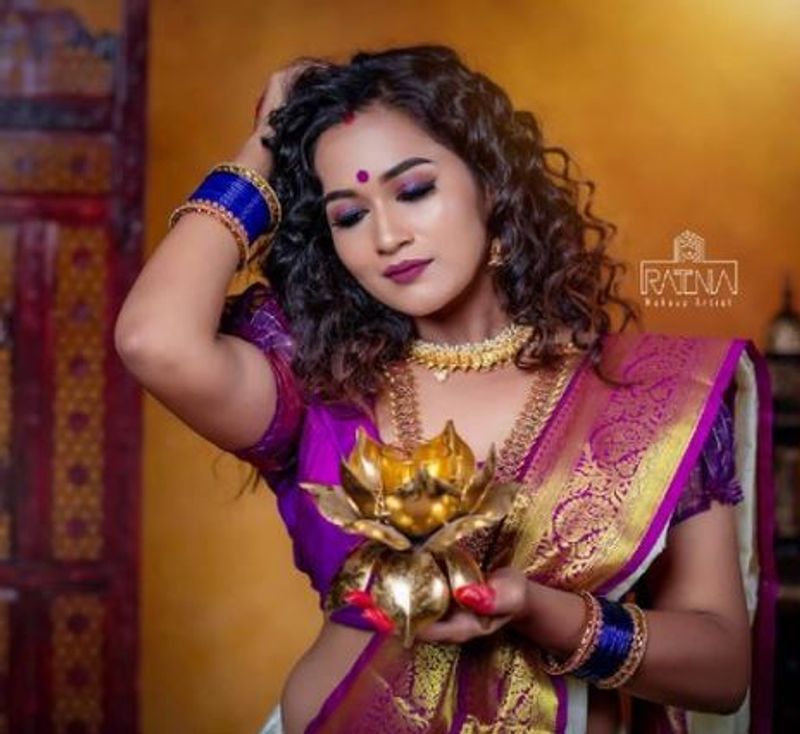 <p>வகுடில் பொட்டு வைத்ததால்... திருமணமான பெண் போலவே இருக்காங்க காவ்யா </p>