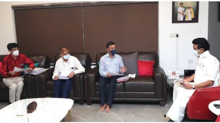Stalin did not wait for the regime to take charge... Corona prevention meeting with officials at home..! Stalin did not wait for the regime to take charge... Corona prevention meeting with officials at home..!