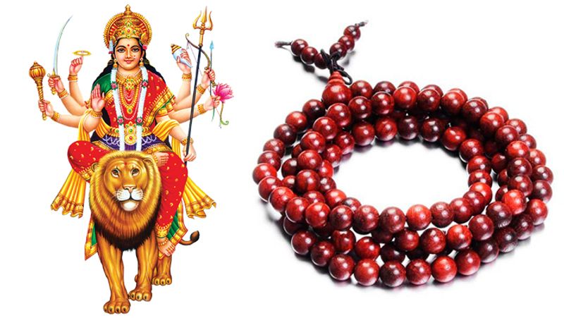 <p><strong>1.</strong> मां दुर्गा की उपासना रक्त (लाल) चंदन की माला से करना चाहिए। इससे मंगल ग्रह के दोष भी दूर होते हैं।<br />
</p>