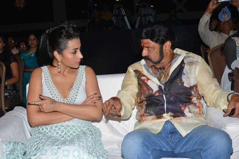 బాలకృష్ణతో `లయన్`చిత్ర వేడుకలో త్రిష.