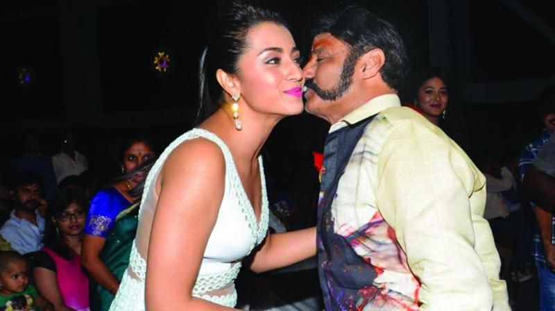 బాలయ్యకి ముద్దు పెడుతూ త్రిష అరుదైన చిత్రం.