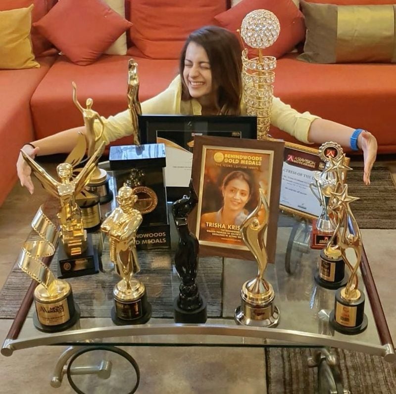 తనకి వచ్చిన అవార్డులతో త్రిష.