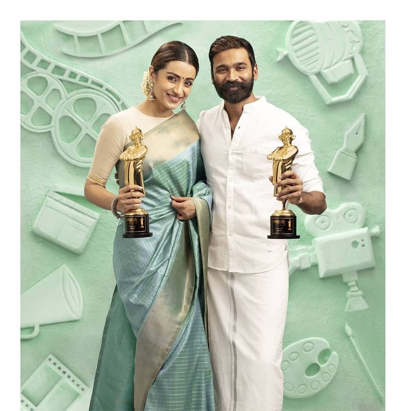 ధనుష్తో అవార్డు ఫంక్షన్లో.