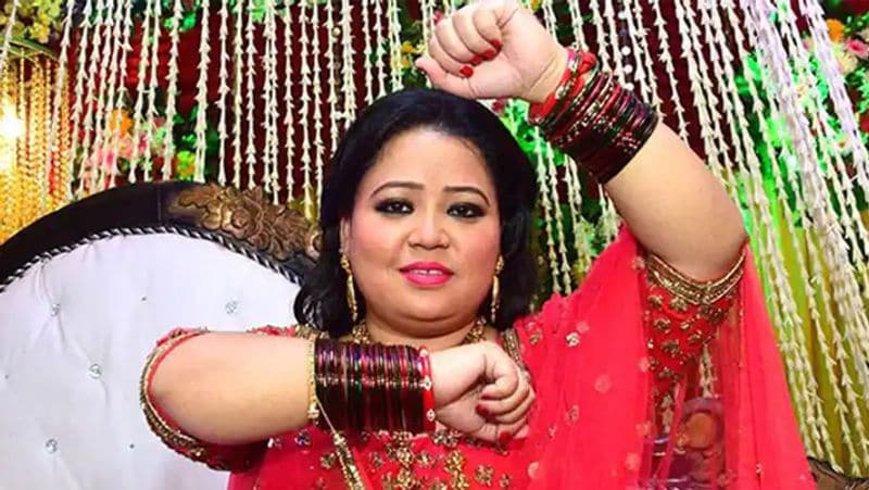 <p>भारती ने बताया कि मुझे खाना पकाने का बहुत शौक है। हर्ष को मेरे हाथ के बने गोभी के परांठे बेहद पसंद हैं। अगर हम दोनों किसी पार्टी में इकट्ठे जाते हैं। तो हर्ष वहीं कह देते हैं कि जाओ किचन में जाकर मेरे लिए परांठे बनाओ। सोचो मैं ईवनिंग गाउन पहनकर परांठे पका रही होती हूं।</p>