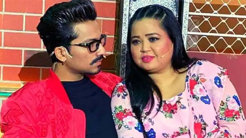 <p>हर्ष और भारती की पहली मुलाकात रियलिटी शो 'कॉमेडी सर्कस' के दौरान हुई थी। इस शो में भारती एक कंटेस्टेंट के तौर पर शामिल हुई थीं, जबकि हर्ष स्क्रिप्ट राइटर थे। दोस्ती के करीब एक साल बाद हर्ष मन ही मन में भारती को पसंद करने लगे थे। एक दिन हर्ष ने भारती को प्रपोज कर दिया। हालांकि भारती समझ नहीं पाईं कि ये सच है या फिर मजाक।</p>