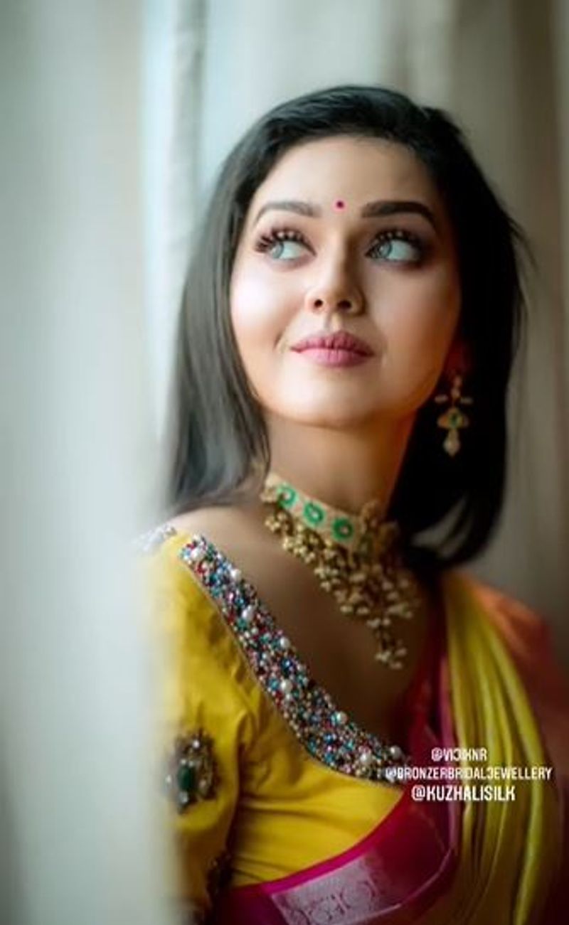 <p>சமூக வலைதளத்தில் மிகவும் ஆக்டிவாக இருக்கும் இவர், தற்போது பட்டு சேலையில் வெளியிட்டுள்ள லேட்டஸ்ட் போட்டோ ஷூட் புகைப்படங்கள் ரசிகர்களால் அதிகம் பார்க்கப்பட்டு வருகிறது. </p>