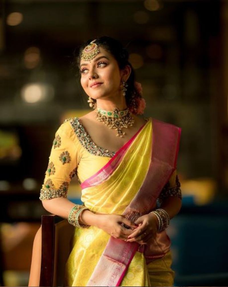 <p>சாய்ந்து பார்க்கும் பேரழகி </p>