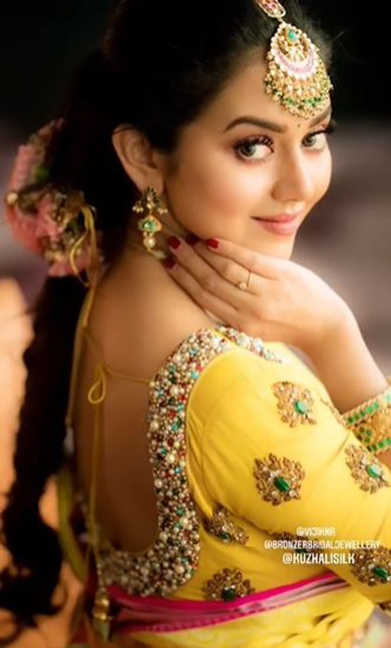 <p>கழுத்தில் கை வைத்து கியூட் போஸ் </p>