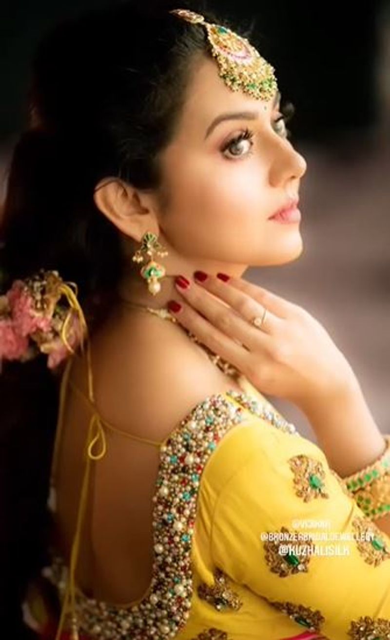 <p>நச்சுனு போஸ் கொடுக்கும் நடிகை </p>