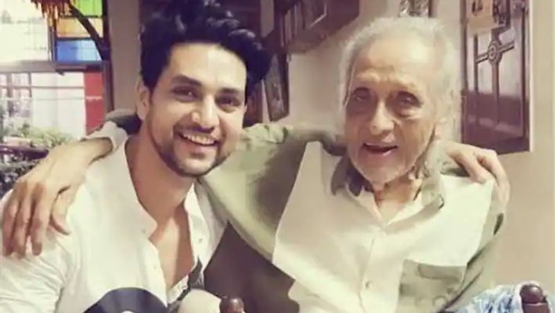 <p>फिल्मों की बात करें तो चंद्रशेखर औरत तेरी यही कहानी, गेटवे ऑफ इंडिया, बरसात की रात, किंगकोंग, कटी पतंग, अजनबी, महबूबा, शंकर दादा, कर्मयोगी, द बर्निंग ट्रेन, नमक हलाल, निकाह, डिस्को डांसर, शराबी, वतन के रखवाले, त्रिदेव, मजबूर, मां, गुरुदेव और मेरी आन जैसी फिल्मों में काम कर चुके हैं। </p>