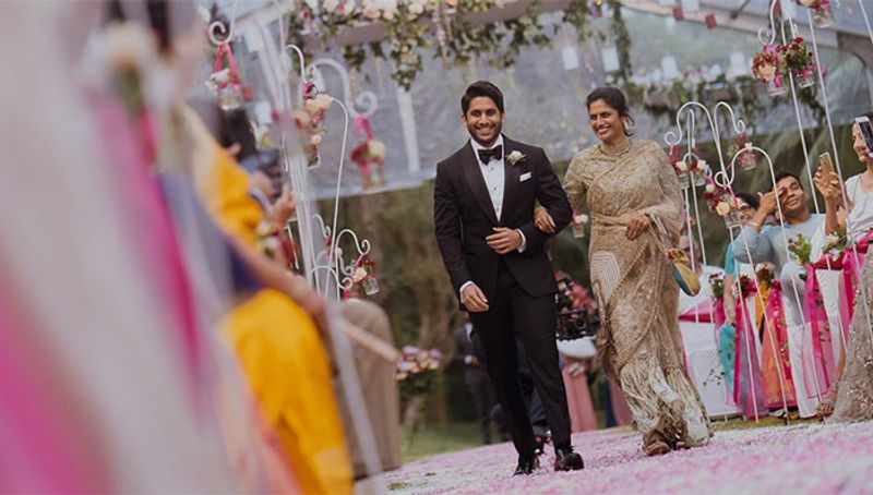 `ఏ మాయ చేసావె` చిత్రంతో నాగచైతన్య, సమంత కలిశారు. ఆ సినిమా టైమ్లో ఏర్పడిన పరిచయం, క్రమంగా పెరుగుతూ ప్రేమగా మారింది. కొన్నాళ్లపాటు అనేక టర్న్ లు, ట్విస్ట్ లు చోటు చేసుకుని చివరికి పెళ్లి వరకు వచ్చింది.