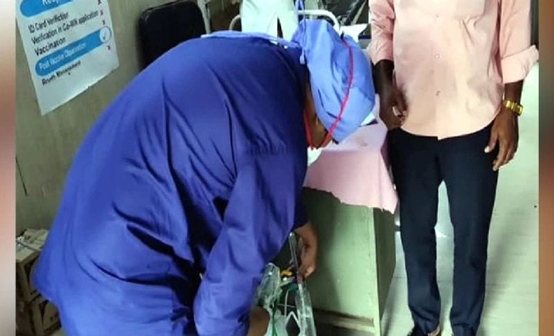 <p><br />
डॉक्टर पाटीदार ने बताया कि कई दिनों से सुसनेर अस्पताल में भी ऑक्सीजन का संकट देखने को मिल रहा था। कई मरीजों को समय पर ऑक्सीजन उपलब्ध नहीं होने से अपनी जान भी गंवाना पड़ी। यह परेशानी को देखते हुए उन्हें इस मशीन को बनाने का ख्याल आया। इसमें उन्होंने अपने स्टाफ के कर्मचारी दीपक सोनी और बंशीलाल की मदद ली।</p>