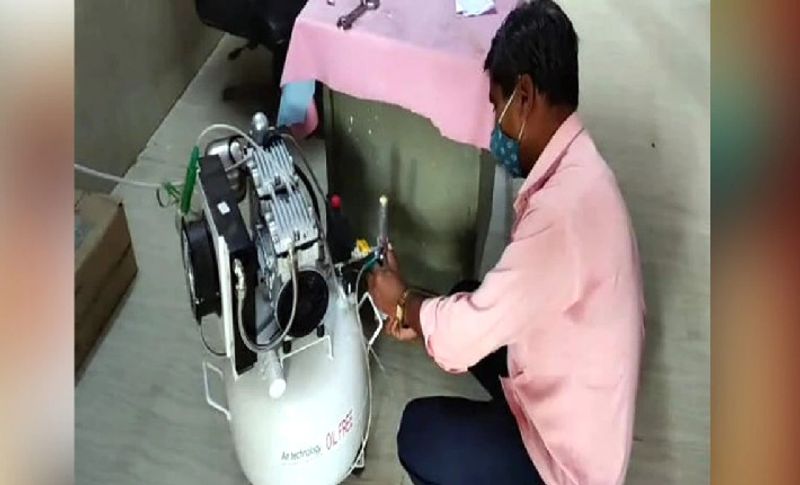 <p><br />
दरअसल, यह कमाल करने वाले शासकीय चिकित्सक एमडी डॉक्टर ब्रजभूषण पाटीदार हैं। जो कि आगर मालवा जिले के सुसनेर के सरकारी अस्पताल में पदस्थ हैं। उन्होंने देखा शहर सहित आसपास के मरीज व परिजन ऑक्सीजन की कमी से परेशान हैं, तो उन्होंने यह जुगाड़ी वाली मशीन बना दी।<br />
</p>