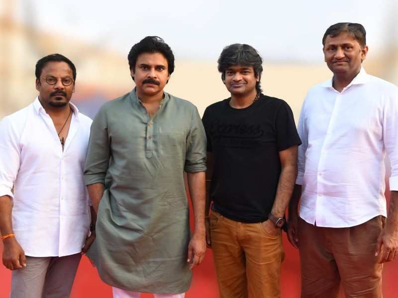 ఇది కాకుండా తాజాగా మరో కథ లీకేజ్ అంటూ మరో వార్త ఇప్పుడు హాట్ టాపిక్గా మారింది. కమర్షియల్ అంశాలతోనే ఉంటుందట. తన తండ్రి మరణానికి కారణమైన వారిపై ప్రతీకారం తీసుకునే అంశంతో సినిమా సాగుతుందని కొత్తగా వైరల్ అవుతుంది. కథ పరంగా ఇది కాస్త ఓల్డ్ ఫార్మాటే అయినా, దీనికి లేటెస్ట్ హంగులు అద్దబోతున్నారని, సందేశాత్మకంగా మలచబోతున్నారని తెలుస్తుంది.