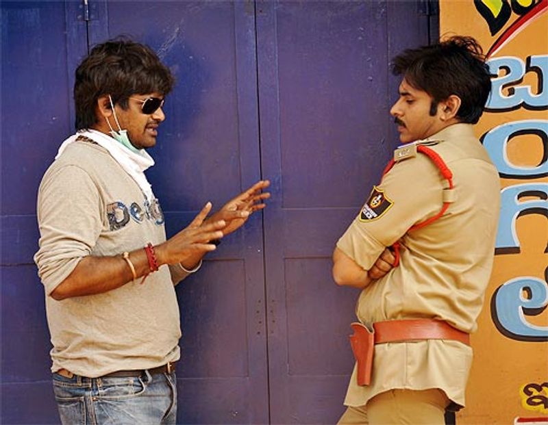 ఇక్కడే ఫ్యాన్స్ కి గూస్బమ్స్ తెప్పించే అంశం చక్కర్లు కొడుతుంది.ఇందులో పవన్ తండ్రీ కొడుకులుగా ద్విపాత్రాభినయం చేయబోతున్నారట. పవన్ కెరీర్లో ఇప్పటి వరకు ఏ సినిమాలోనూ ద్విపాత్రాభినయం చేయలేదు. ఫస్ట్ టైమ్ ఈ సినిమాలో కనిపించనున్నారని టాక్. దీంతో ఇప్పుడీ వార్త పవన్ ఫ్యాన్స్ కి పూనకాలు తెప్పిస్తుంది. ఇప్పుడే ఇలా ఉంటే ఒకవేళ ఇదే నిజమై తెరపైకి వస్తే ఇక పవన్ అభిమానులను ఆపడం ఎవ్వరి తరం కాదని చెప్పడంలో అతిశయోక్తి లేదు.