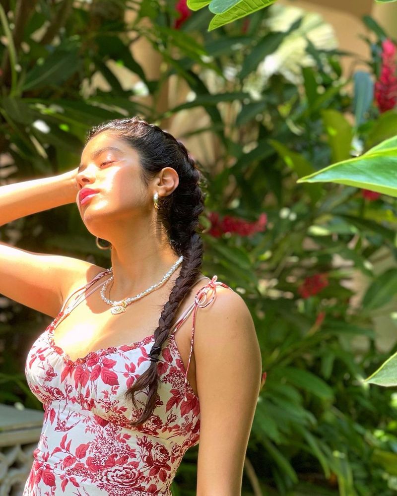 উত্তর মাথা নিচু করে জাহ্নবী জানিয়ে দিলেন তিনি মোটেও নন। যে টুকু না করলেই নয় শুধু সেই টুকু। 