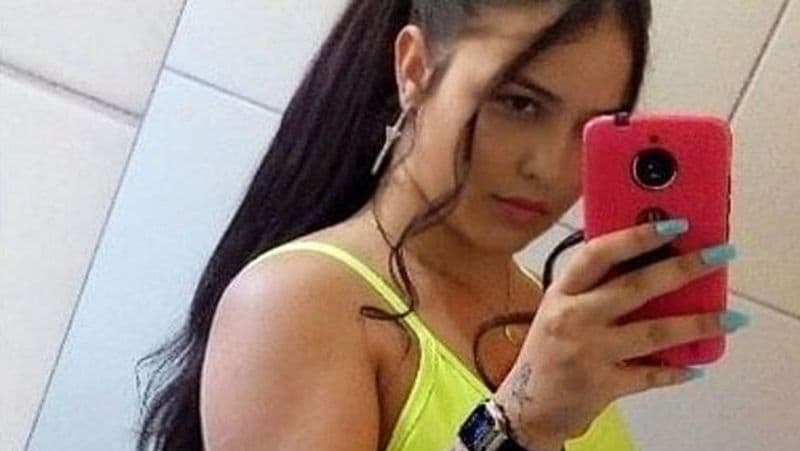 अपने बयान में कोस्टा ने कहा कि, उसके प्रेमी ने उस पर टूटे हुक्के के पाइप से हमला किया था और उसने सेल्फ डिफेंस में सुई से उस पर वार किया था। लेकिन पुलिस ने महिला के शरीर पर कोई चोट के निशान नहीं पाए जाने के बाद आत्मरक्षा से इनकार कर दिया। 